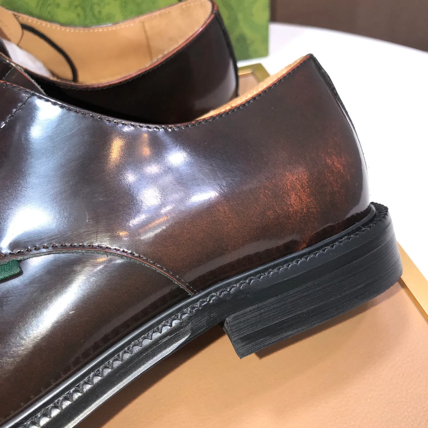Factory batch 500💰Italy’s top luxury men’s shoe giant (GUCCI) (Gucci) (full cowhide lining) new arrival🍃Original European style🔰 Pleasant to the eye😍In order to make the shoes more durable and non-deformable🌀The production continues to follow traditional methods but there is still no lack of innovation💪The original sheepskin is selected for the leather♻️Smooth, natural and extra bright⭐Made of imported cowhide The rich man’s first choice 38-45 (45 customized)